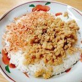 鶏そぼろとあみえびの丼